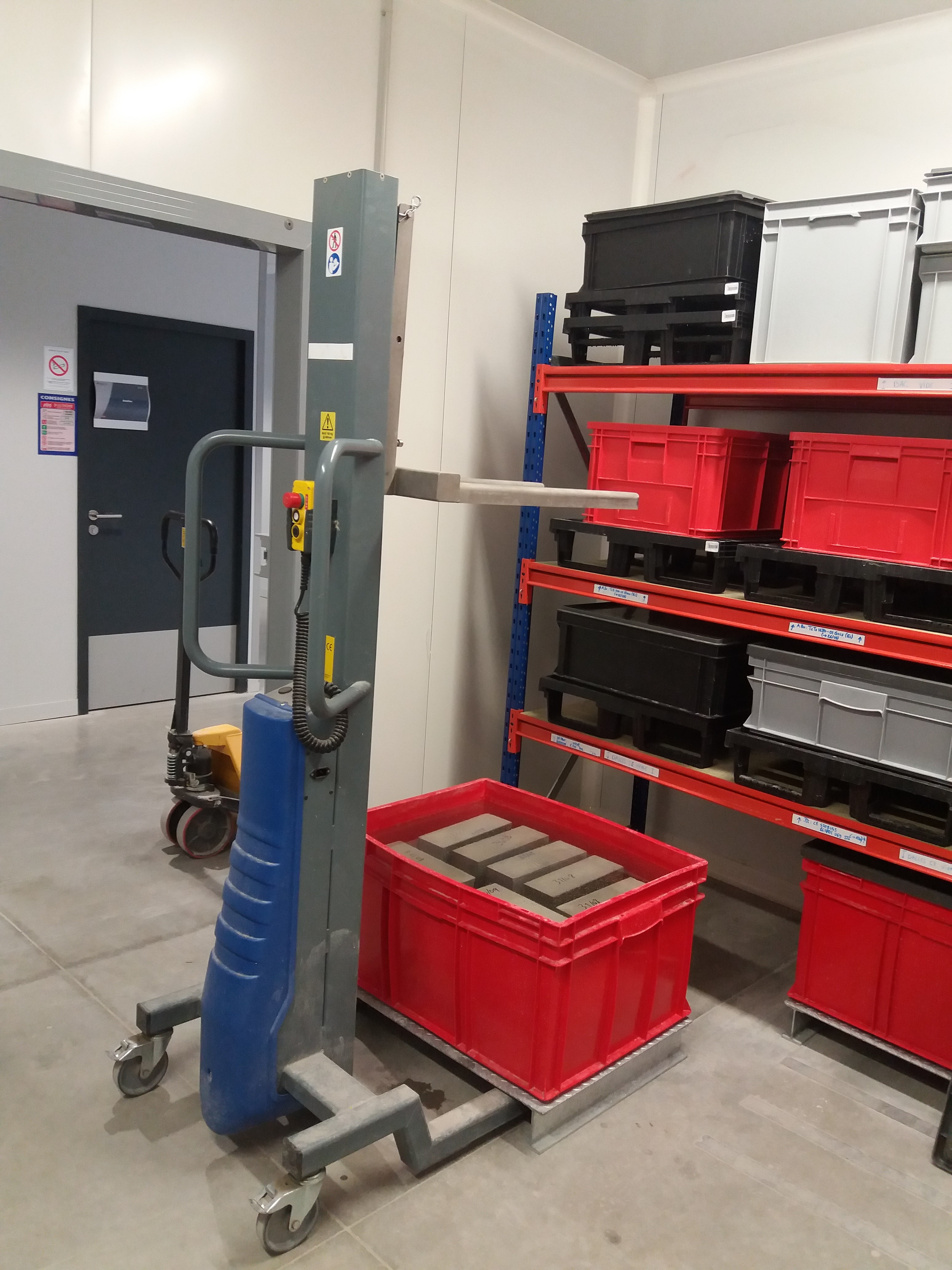 manutention caisse gerbeur