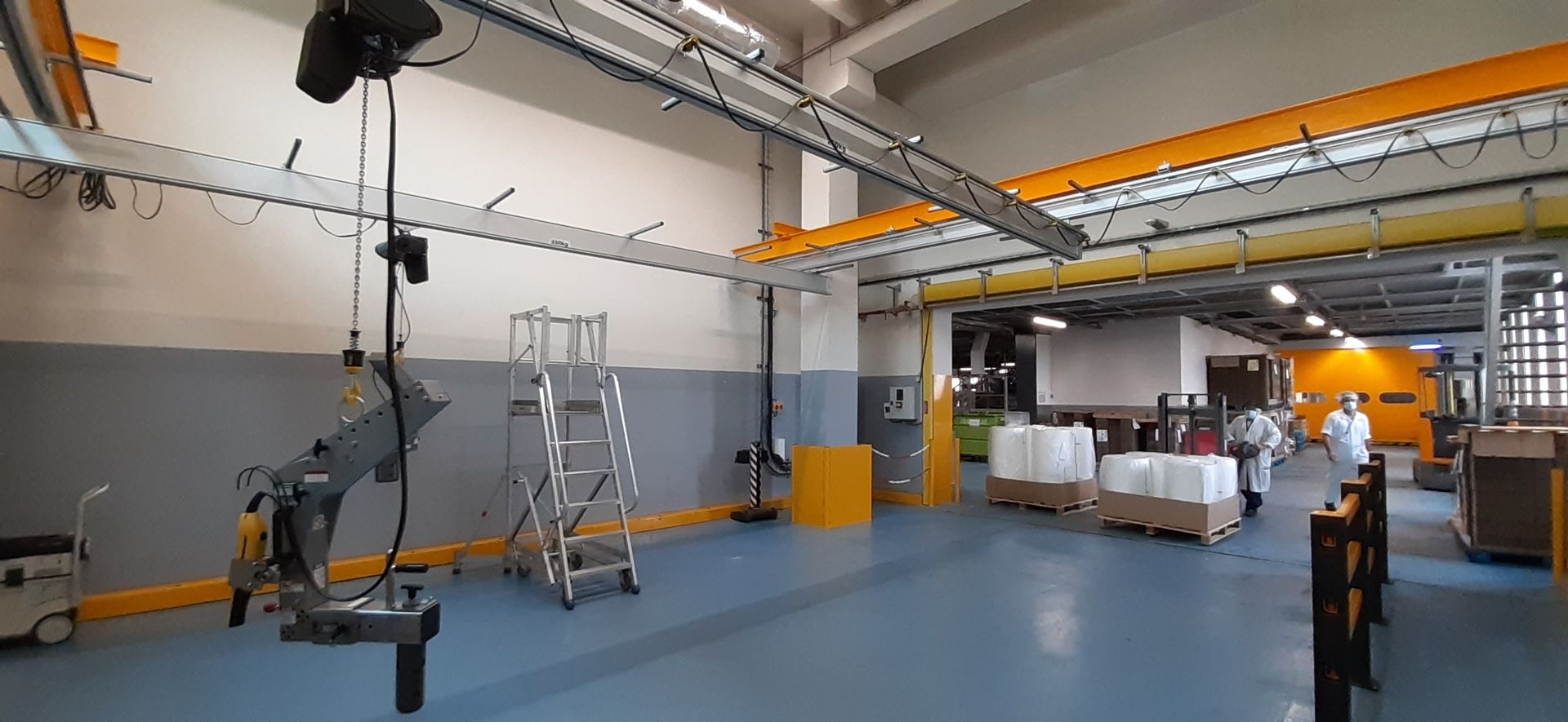 Installation d'un portique palan retourneur de bobines chez Carte Noire